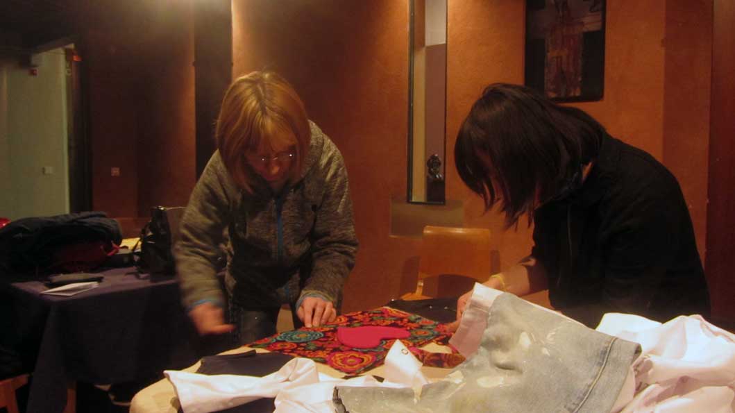 Maria Konuk, Akiko Okuda beim Aufn�hen der Kleidungsst�cke.