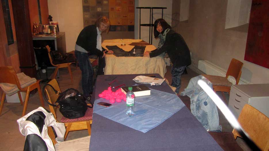 Maria Konuk, Akiko Okuda beim Aufn�hen der Kleidungsst�cke.